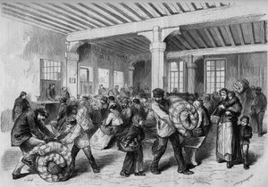 París, invierno de 1868: distribución gratuita de ropa y artículos de cama en el Mont de Piete (Mont-de-Piete) gracias a la ayuda financiera del emperador Napoleón III. Grabado en ""Le Monde Illustre"" n°563 del 25 de enero de 1868. de French School