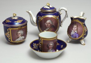 Parte de un servicio de té con retratos de Luis XVI (1754-93) y María Antonieta (1755-93), Sevres, Francia, c.1789