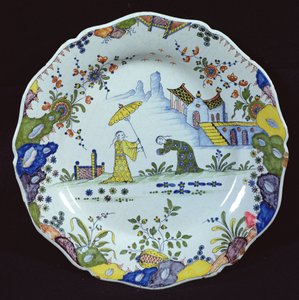 Plato, decorado en estilo Chinoiserie, creado en Rouen de French School