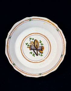 Plato decorado con atributos masónicos de French School
