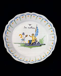Plato decorado con un genio sentado en un tambor, y los Tres Órdenes de la Nación de French School