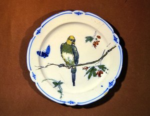 Plato decorado con pájaro, mariposa y flor, manufactura de Bourg-la-Reine