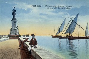 Postal de Port Said. Monumento dedicado a Fernand de Lesseps con vistas del puerto y el mar. Alrededor de 1900 (postal)