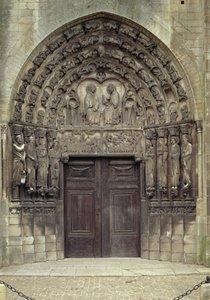 Portal y esculturas circundantes con figuras y escenas bíblicas incluyendo el Entierro de French School