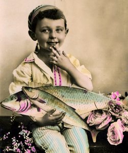 Retrato de un niño sosteniendo un pez c.1898 de French School