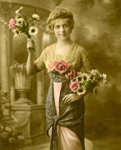 Retrato de una mujer sosteniendo un ramo de flores c.1898 de French School