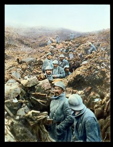 Postal que representa a soldados franceses en las trincheras, 1914-18 de French School