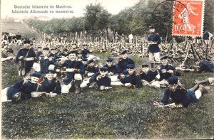 Postal que representa a la infantería alemana en maniobras de French School