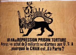 Cartel probablemente refiriéndose a la Operación Ajax, dirigida contra el Shah Mohammad Reza Pahlavi (1919-1980) de Irán para destituir al Primer Ministro Mohammad Mossadegh con la ayuda del Reino Unido y Estados Unidos (CIA). A través de su policía secret
