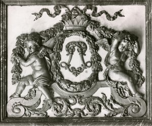 Putti flanqueando la inicial L en la puerta del Salón de los Guardias de la Reina de French School