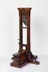 Modelo reducido de una guillotina (madera y metal)