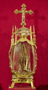 Relicario que contiene la mano de Santa Atalia (c.697-741) siglos XII-XV (cobre, plata dorada y cristal de roca) de French School