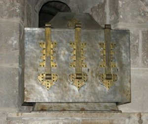 Relicario que contiene las reliquias de San Benito, colocado en la cripta en 1108