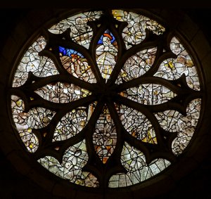 Rosetón dado por Jehan Carera de la Hasse; presenta los siete dolores de la Virgen y escenas del Nuevo Testamento de French School