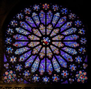 Rosetón con vidrio del siglo XIX después de un diseño medieval de French School