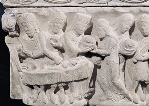 Salomé presentando la cabeza de San Juan Bautista en el banquete de Herodes, detalle de un relieve en un capitel (detalle) de French School