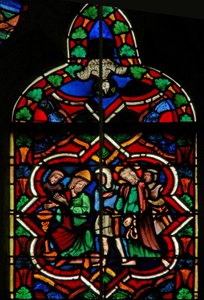 Escena en la ventana E que representa a Pilato lavándose las manos; la Paloma del Espíritu Santo de French School
