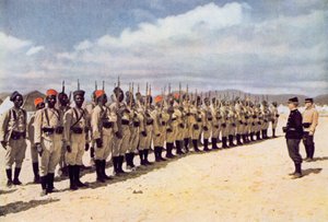 Infantería senegalesa en la playa de Fréjus (después de una fotografía en color), 1915 de French School