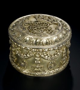 Caja circular de plata dorada con tapa del servicio de tocador Lennoxlove, propiedad de Frances Teresa Stewart, Duquesa de Richmond y Lennox: Francia, París, ensayada entre abril y septiembre de 1672 de French School