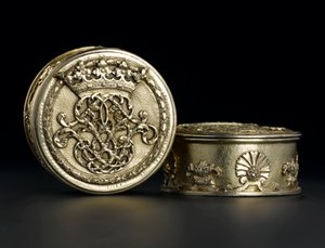 Caja pequeña circular de plata dorada con tapa del servicio de tocador Lennoxlove, propiedad de Frances Teresa Stewart, Duquesa de Richmond y Lennox: Francia, París, ensayada entre septiembre de 1672 y octubre de 1674 de French School