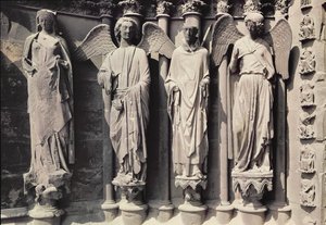 San Nicasio con ángeles, figuras del parteluz del portal oeste de French School