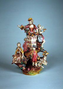 Estatuilla de mujeres y niños agrupados en una rocalla (faience) de French School