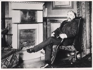 Stéphane Mallarmé (1842-98) sentado junto a la chimenea en su casa en la Rue de Rome, París de French School