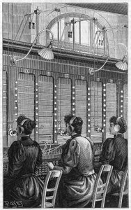 Oficina telefónica de la rue Gutenberg en París en 1895. Sección de mesa múltiple de 240 suscriptores atendidos por 3 telefonistas. de French School