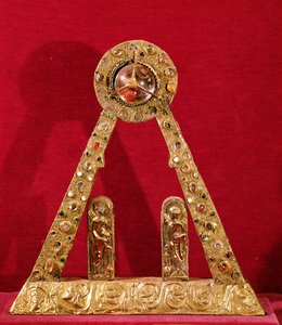 La A de Carlomagno (742-814) (oro, esmalte, perlas y piedras preciosas) de French School