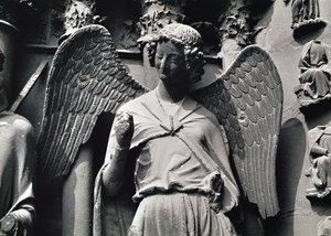 El Ángel con una Sonrisa, figura del parteluz del portal oeste de French School
