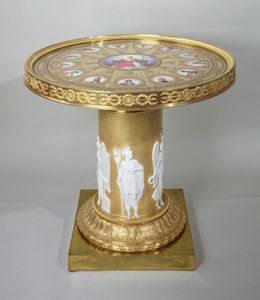 La Mesa de Austerlitz, incrustada con placas de Sèvres conmemorando la victoria de Napoleón en Austerlitz, 1808-10