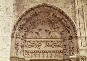 El Portal Real, puerta norte, tímpano que representa la Ascensión
