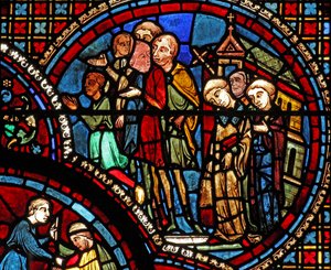 La ventana de San Lubin: una procesión sale de una iglesia