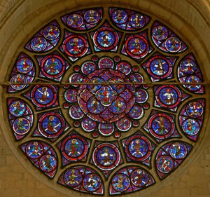 La ventana rosa este: La Virgen, Apóstoles y Ancianos del Apocalipsis