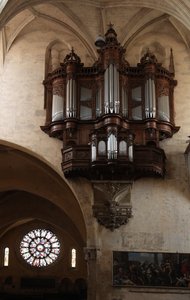 El órgano y la ventana de rosetón oeste (ventana de rosetón - interna)