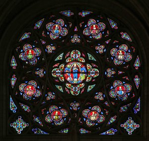 La ventana rosa sur con la Asunción de la Virgen María (vidrio moderno; piedra del siglo XV y XX) de French School
