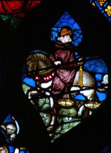 La ventana rosa oeste representando una escena del Libro de Apocalipsis: Un jinete (su caballo no es negro como en el texto) llevando las balanzas para medir el trigo y la cebada (6:5)