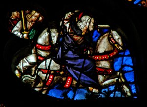 La ventana rosa oeste que representa una escena del Libro del Apocalipsis: fiel y verdadero, el rey de reyes en un caballo blanco, con dos guerreros detrás (19:11-16) de French School