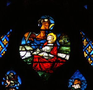 La ventana rosa oeste representando una escena del Libro de Apocalipsis: Apertura del tercer sello, con el toro de San Lucas (6:5) de French School