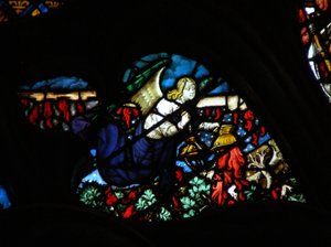 La ventana rosa oeste que representa una escena del Libro de Apocalipsis: un ángel tomando el fuego del altar y lanzándolo sobre la tierra (8:5) de French School