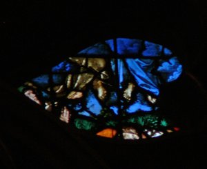 La ventana rosa oeste que representa una escena del Libro de Apocalipsis: resurrección de los testigos y su ascensión (en las nubes azules) mientras los observadores están asombrados (11:11-13) de French School