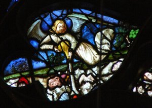 La ventana rosa oeste que representa una escena del Libro de Apocalipsis: la tercera copa es derramada sobre los ríos y arroyos (16:4-6) de French School