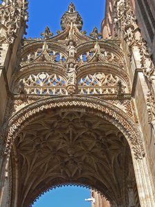 Tracería sobre la puerta sur de French School