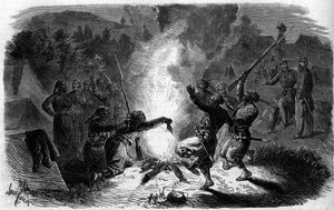 Turcos (fusileros argelinos) del ejército francés bailando alrededor de una fogata en la que arrojan pólvora. Italia, período del Risorgimento
