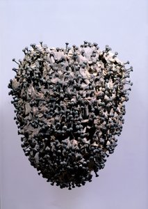 Corazón de ternera pinchado con alfileres, encontrado c.1900 en una tumba en el cementerio de Montmartre, París de French School