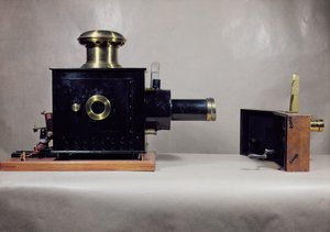 Vista de uno de los primeros proyectores de cine, fabricado por August (1862-1954) y Louis Lumiere (1864-1948) de French School