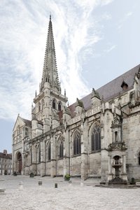Vista de la Catedral de San Lázaro de Autun, arquitectura religiosa francesa en estilo románico y gótico, Autun, Saona y Loira, Borgoña