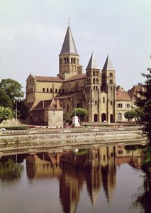 Vista de la Iglesia de Notre-Dame, siglos XI-XII de French School