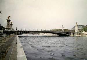 Vista del Puente Alejandro III, construido por los ingenieros Louis-Jean Resal (1854-1920) y Amedee Alby (1862-1942) para la Exposición Universal de 1900, 1897-1900