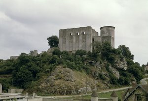 Vista de la Torre de Talbot y el torreón del castillo